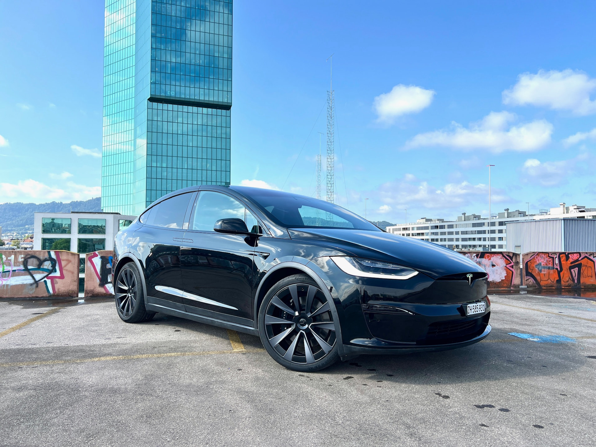 Schwarzer Tesla Model X Plaid auf einem Parkdeck in Zürich