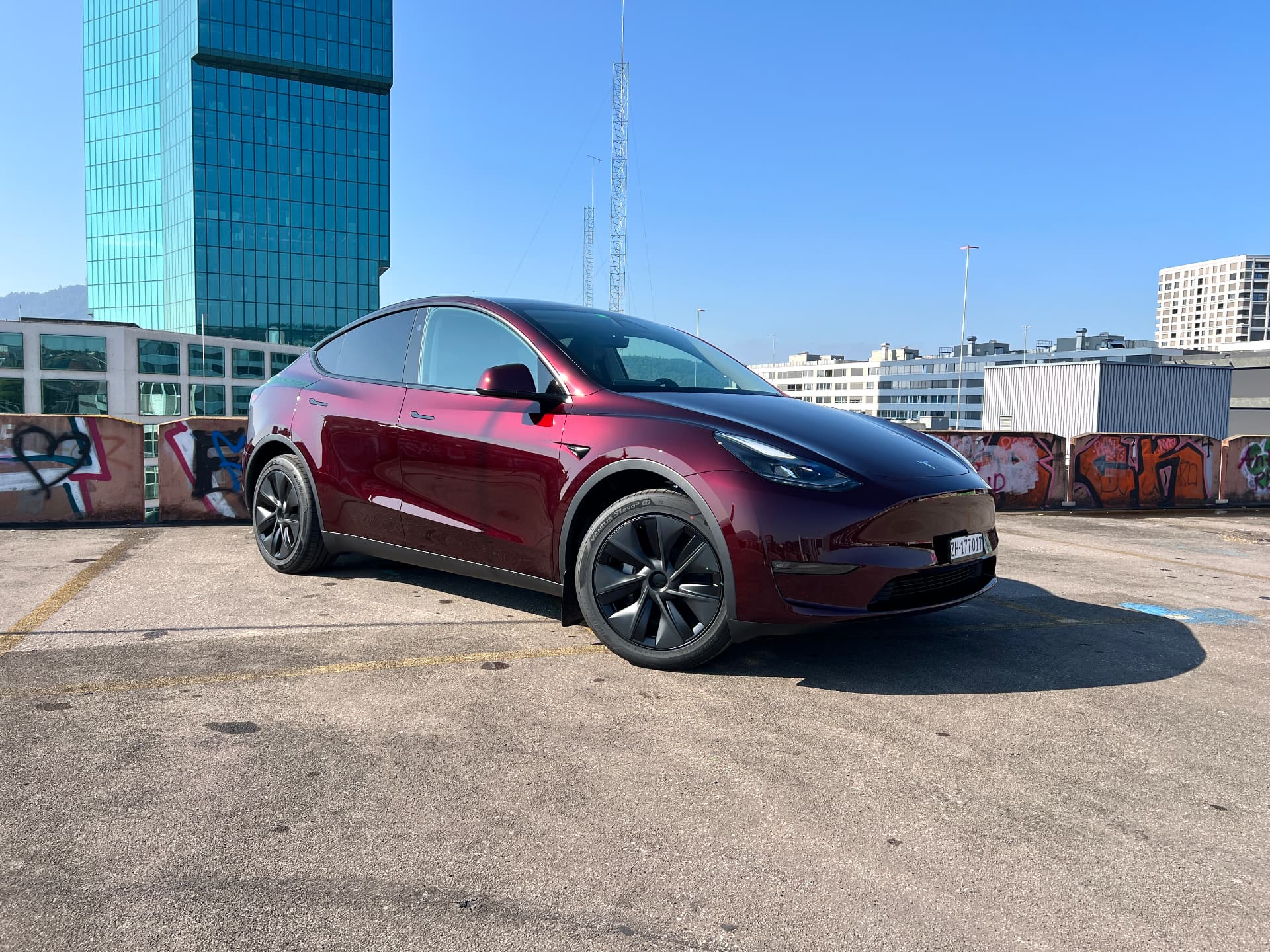 Bordeauxfarbener Tesla Model Y Long Range in Zürich